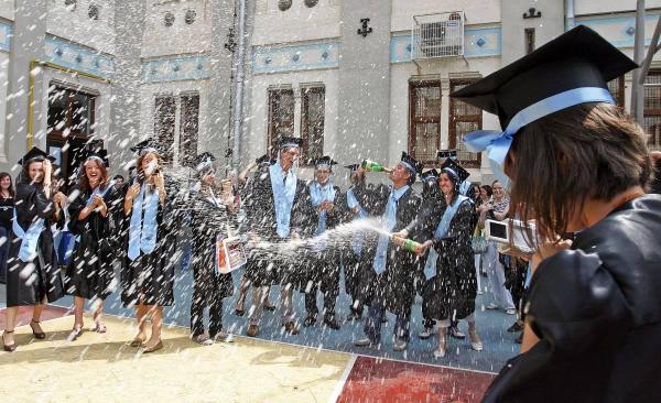 Liceeni de la Colegiul Naţional Gheorghe Lazăr celebrează terminarea liceului