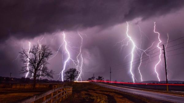 Alertă meteo cu efect imediat. O furtună puternică loveşte 22 judeţe