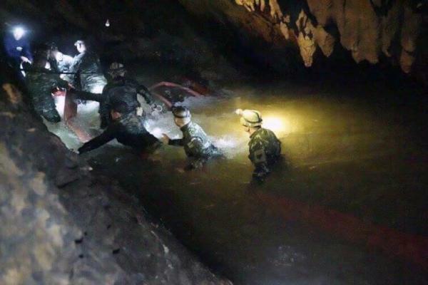 Operaţiune de salvare spectaculoasă pentru cei 12 copii, blocaţi într-o peşteră din Thailanda de 2 săptămâni (Video)