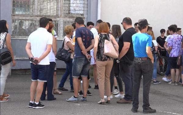 Copii la şcoală privesc afişele cu note
