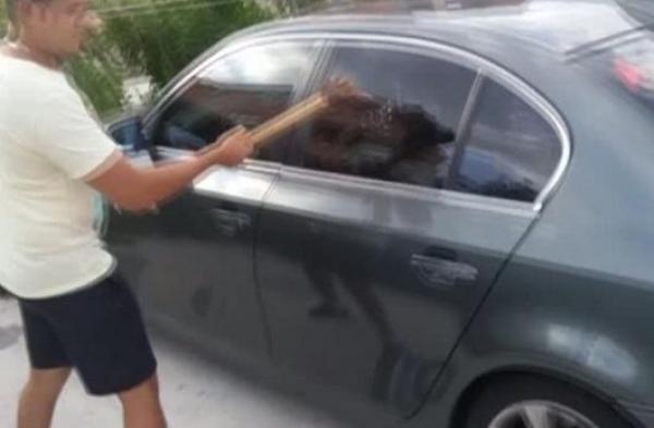 Un român a fost condamnat în Anglia, după ce şi-a făcut praf maşina cu un topor, la o zi după ce o cumpărase