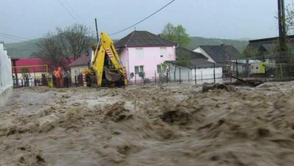 Hidrologii au emis avertizări pentru râuri din aproape toată ţara. Opt judeţe, sub cod portocaliu de inundaţii până joi