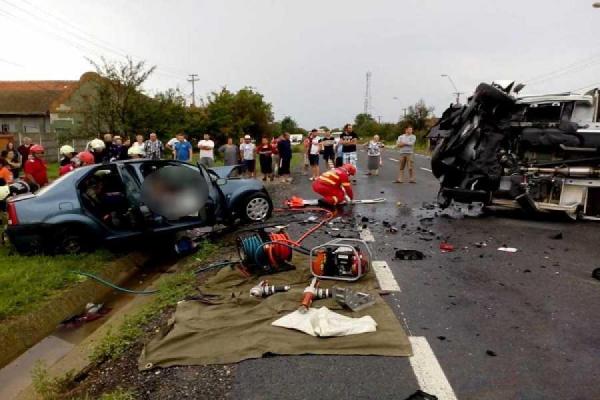 Familie decimată în cumplitul accident de la Belinț. Mama, tata și fiul se întorceau acasă de la Timișoara când mașina lor s-a izbit de un TIR