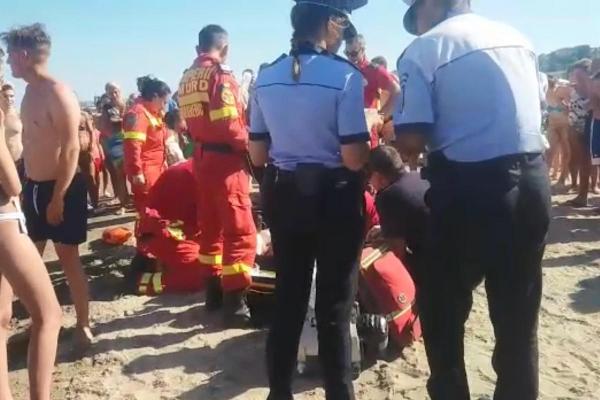 Un tânăr de 23 de ani a fost transportat în comă la spital, după ce a fost scos inconștient din mare, pe plaja Trei Papuci (Video)