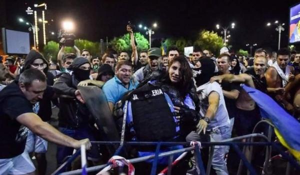 Trei dintre cei care au bătut-o pe femeia-jandarm în Piața Victoriei au fost prinși
