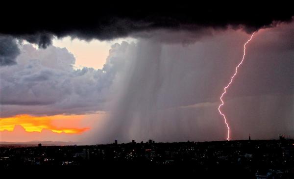 Alertă meteo cu efect imediat, furtuni puternice lovesc acum 9 judeţe