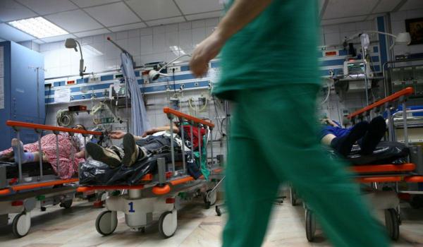 O femeie din Iaşi a încercat să nască acasă şi şi-a rănit grav copilul