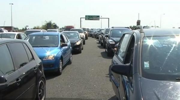 Coloană de maşini pe 10 kilometri la ieşirea din ţară pe la Vama Nădlac