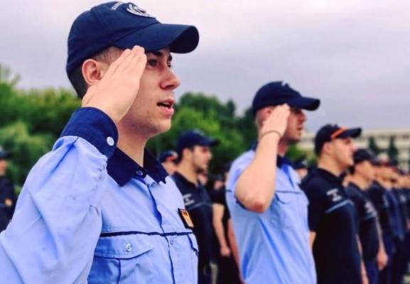 Viitorii poliţişti salută drapelul şi depun jurământul