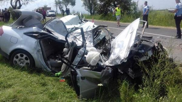 Accident mortal la Veneţia de Jos, în Braşov. Imagini groaznice de la locul impactului frontal între două autoturisme în care erau trei oameni (video)