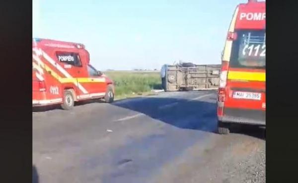 Accident devastator la Pogoanele, în Buzău. Plan roşu de intervenţie, după ce un microbuz de călători s-a ciocnit cu un tractor