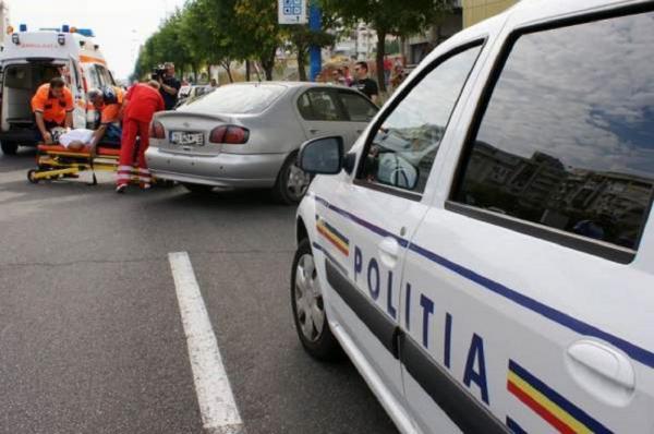 Accident cumplit în Piaţa Victoriei, lângă Guvern. Sunt trei victime, după ce o maşină s-a izbit violent de un autobuz
