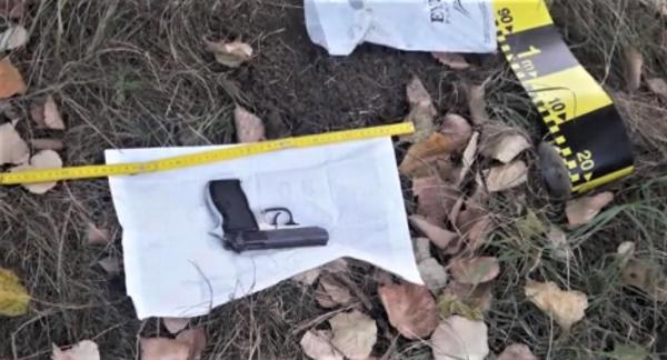 Tânărul care a furat pistolul jandarmeriţei a tras de două ori cu arma sustrasă