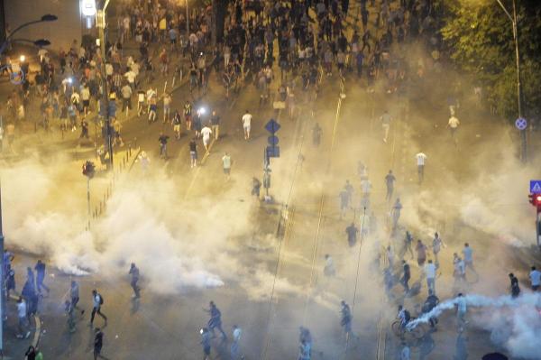 Scena din timpul protestului din 10 augustm din Piaţa Victoriei