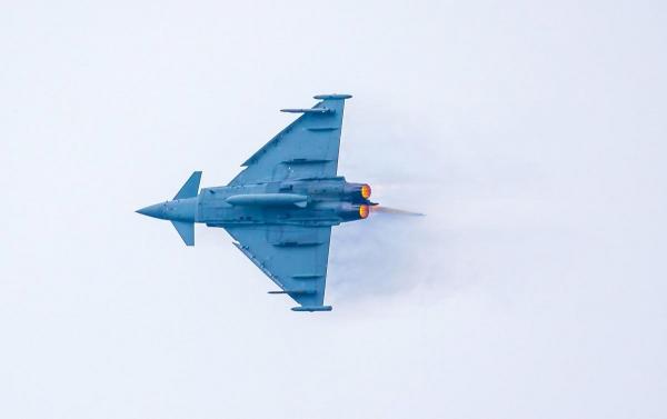 Avion Typhoon în zbor la o bază din Lincolnshire, Marea Britanie