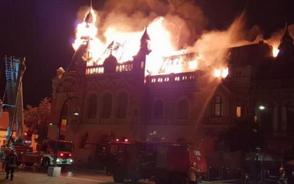 Clădirea Episcopiei Romano-Catolice din Oradea, în flăcări