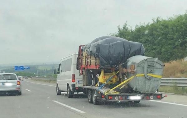 Furgoneta românească transportă o remorcă încărcată