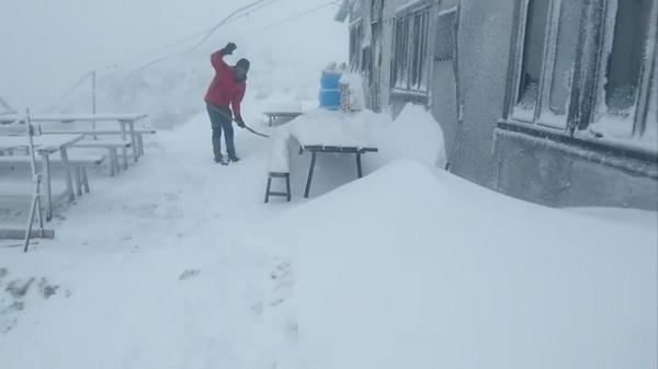 Ninsoare la o cabană din Alpii Italiei