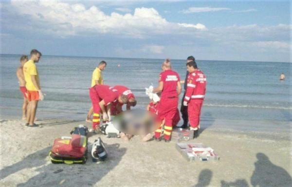 Intervenţie dramatică la Mamaia, pe plaja de la Iaki. Un bărbat înecat este resuscitat de salvamari