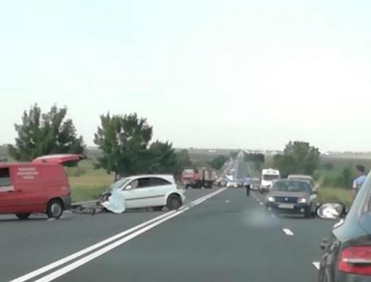 Un mort şi patru răniţi la Râmnicu Sărat, în Buzău, într-un accident îngrozitor, cu trei maşini