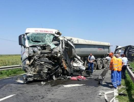 Un şofer de TIR a murit la Giurgeni, după ce a intrat pe contrasens şi s-a ciocnit frontal cu alt camion