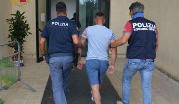 Doi tineri români au fost prinşi în Italia în timp ce transportau un kilogram de cocaină