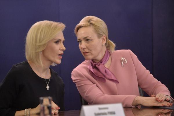 Gabriela Firea şi Carmen Dan stau la aceeaşi masă