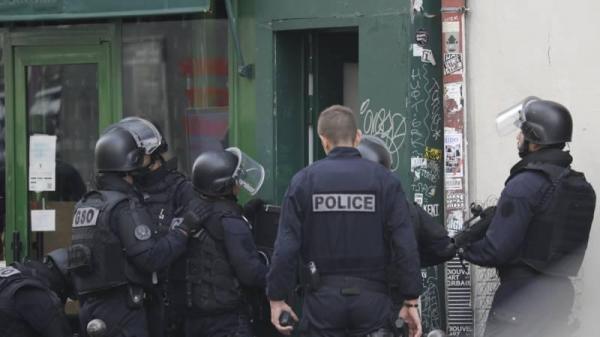 Încă un atac sângeros pe străzile Paris. Un individ a înjunghiat cu foarfeca un poştaş. Agresorul a fost neutralizat de poliţişti