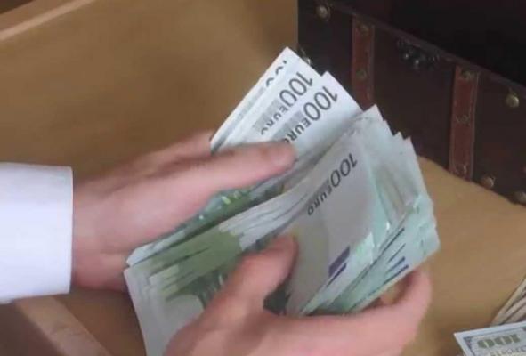 Doi prieteni au găsit pe jos peste 7.000 de euro şi nu i-au păstrat. O femeie din Cluj îi pierduse