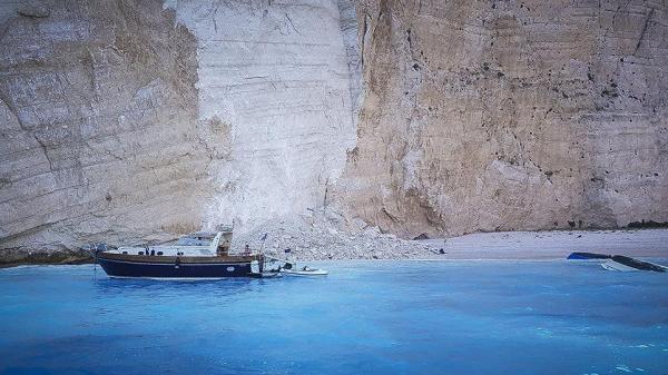 Cel puţin 7 răniţi, după ce o parte din faleza din stâncă s-a prăbuşit pe plaja Navagio din insula Zakynthos