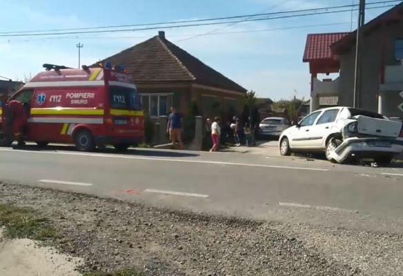 Un preot din Arieșul de Pădure, Maramureș, și fiul lui de 4 ani, transportați la spital după ce au fost loviți în plin de o autoutilitară