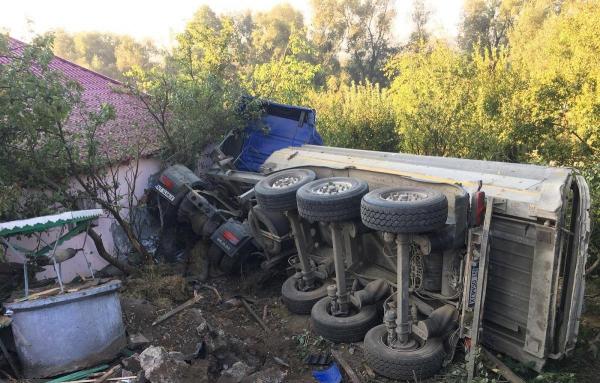 O basculantă s-a răsturnat la Tupilaţi, în Neamţ. Şoferul a rămas încarcerat în cabină