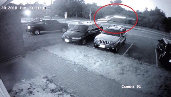 Imagini incredibile suprinse de camerele video! A zburat cu maşina zeci de metri deasupra şoselei şi s-a înfipt într-o dubiţă