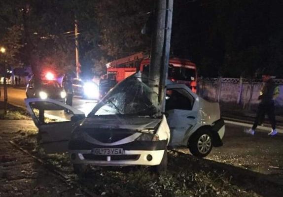 Un şofer de 20 de ani a murit pe loc la Galaţi. A intrat direct într-un stâlp, cu viteză