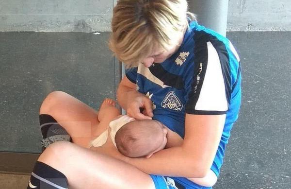 Irina Pop, surprinsă în timp ce-și alăptează fiica, în pauza unui meci