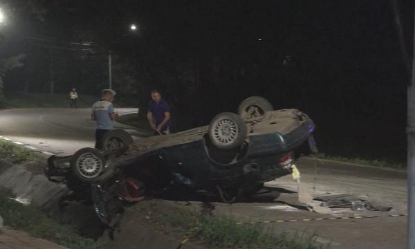 Maşina răsturnată în urma impactului cu stâlpul, pe o stradă din Suceava