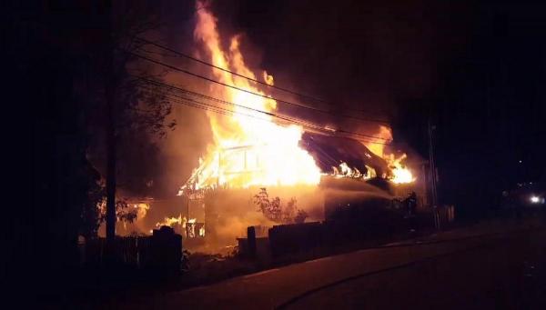 Casa cântăreţei de muzică populară Laura Lavric, în flăcări. Incendiu violent la Costişa, în Suceava