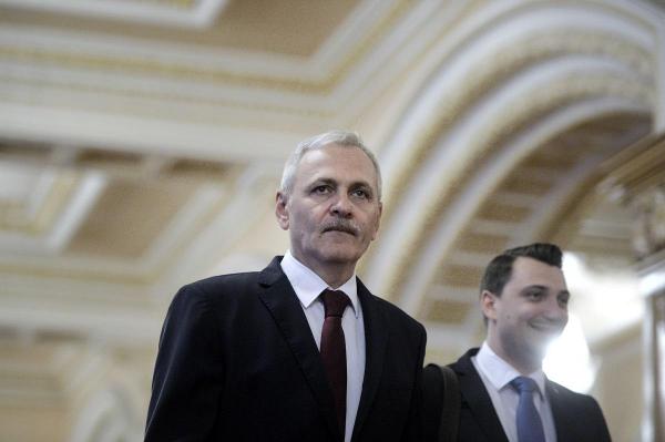 Liviu Dragnea se îndreaptă către sala de ședință a Biroului Executiv al PSD