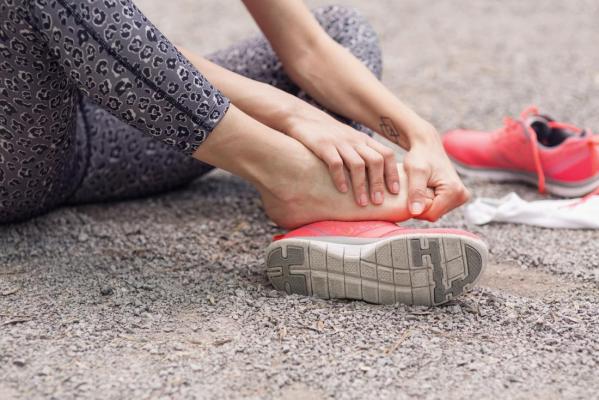 Femeie din Vaslui la spital, după ce a vrut să calce pe cap un şarpe şi să-l omoare. Reptila s-a ferit şi a muşcat-o fulgerător