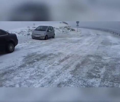 Iarnă în toată regula pe Transfăgărăşan. Drumarii intervin cu antiderapant şi utilaje cu lamă (Video)