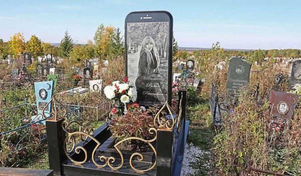 Cel mai ciudat monument funerar. O fată şi-a dorit un iPhone în loc de cruce la mormânt