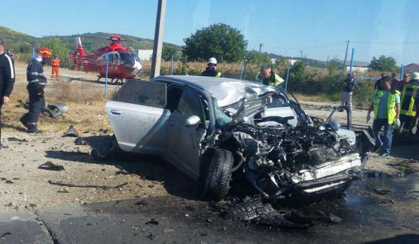 Şoferul unui Audi a intrat cu 150 de km/h într-o maşină de gunoi la Aninoasa