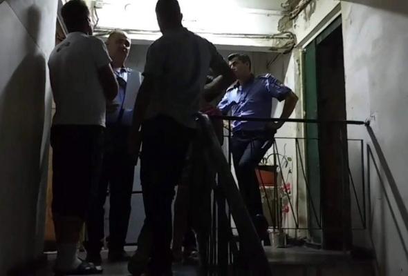 O tânără de 28 ani din Roman, mamă a trei copii, a fost bătută cu bestialitate de partenerul ei. Femeia se zbate între viață și moarte în spital