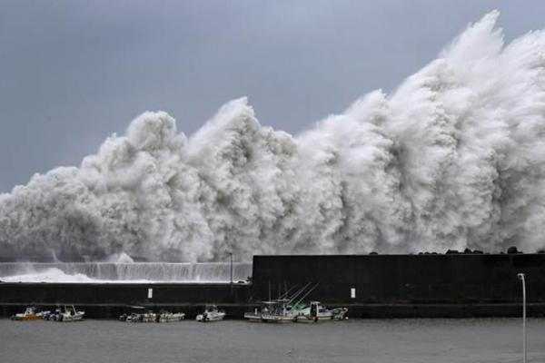 Imagini teribile în Japonia, care a fost lovită de cel mai puternic taifun din ultimii 25 de ani. 300.000 de oameni trimişi în adăposturi