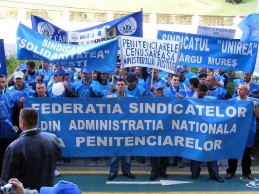 Angajaţii din penitenciare protestează în faţa ministerului Justiţiei. Avertismentul transmis de sindicalişti
