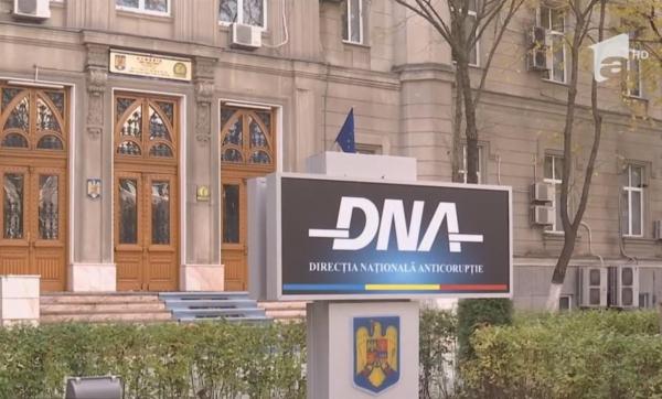 Intrarea în sediul DNA și sigla instituției