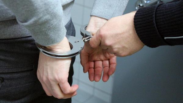 A fost prins agresorul fetiţei de 6 ani, din Deva. Copila a fost atacată în scara blocului
