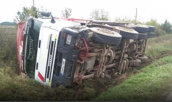 TIR răsturnat pe marginea drumului