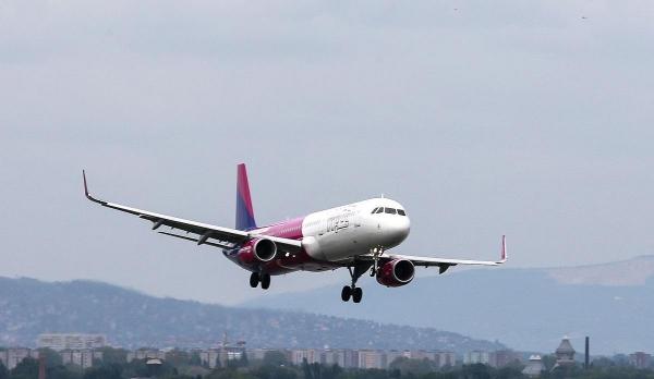 Avion Wizz Air în zbor
