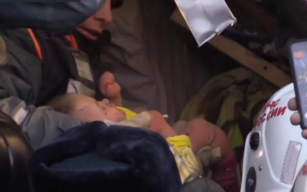 Video cu momentul în care un bebeluș e scos viu de sub dărămâturile blocului care a sărit în aer în Rusia, în Ajun de Anul Nou